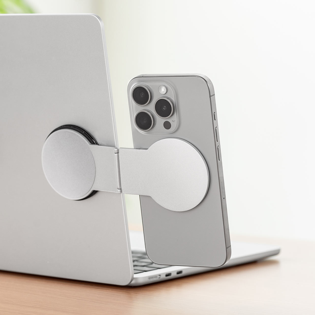 �m�[�g�p�\�R���p�X�}�z�z���_�[ MagSafe�Ή� �X�}�z�X�^���h �܂肽���ݎ� �����^�� 360����] ���i�K�p�x���� ���j�^�[�ݒu�� iPhone Android ���^�������O�t��