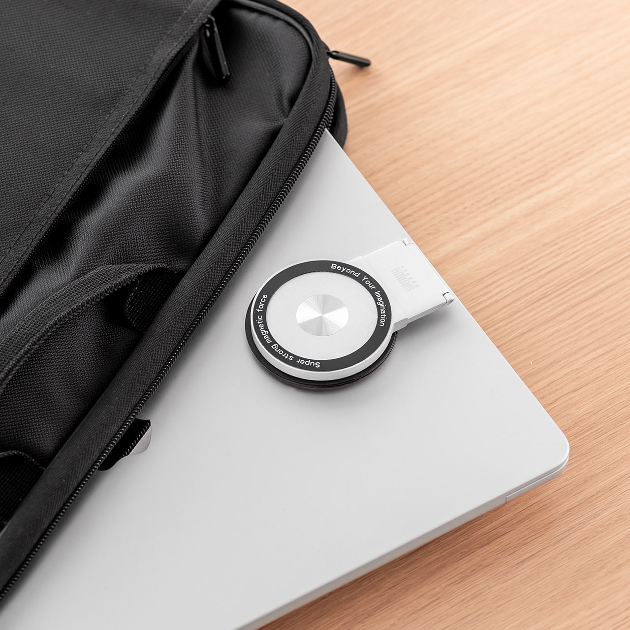 �m�[�g�p�\�R���p�X�}�z�z���_�[ MagSafe�Ή� �X�}�z�X�^���h �܂肽���ݎ� �����^�� 360����] ���i�K�p�x���� ���j�^�[�ݒu�� iPhone Android ���^�������O�t��