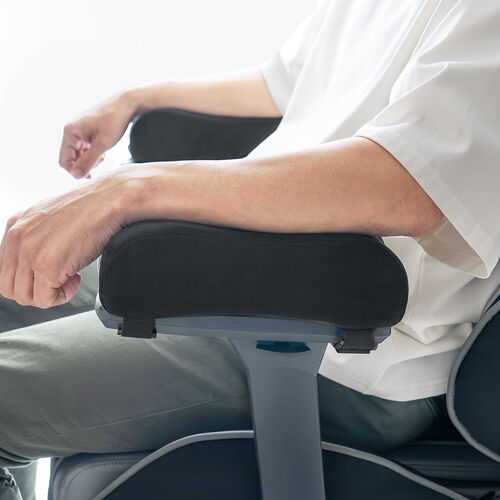 いつもの椅子が“極上チェア”に。後付けできる低反発アームレストを発売