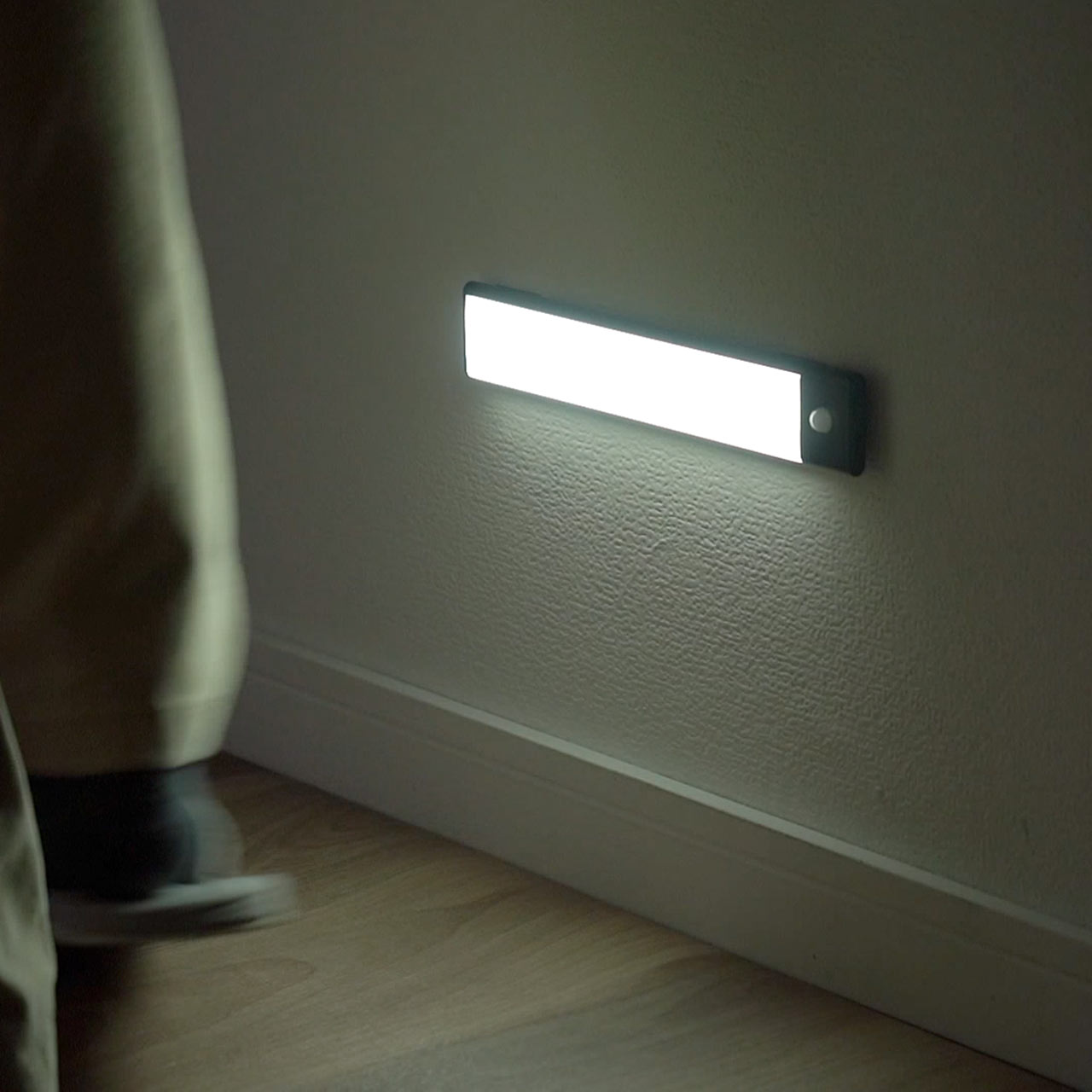 LEDセンサーライト 人感センサー 常時点灯 USB充電式 マグネット 手持ち LEDライト 薄型 最大約130ルーメン 幅23.3cm 昼白色 800-LED049
