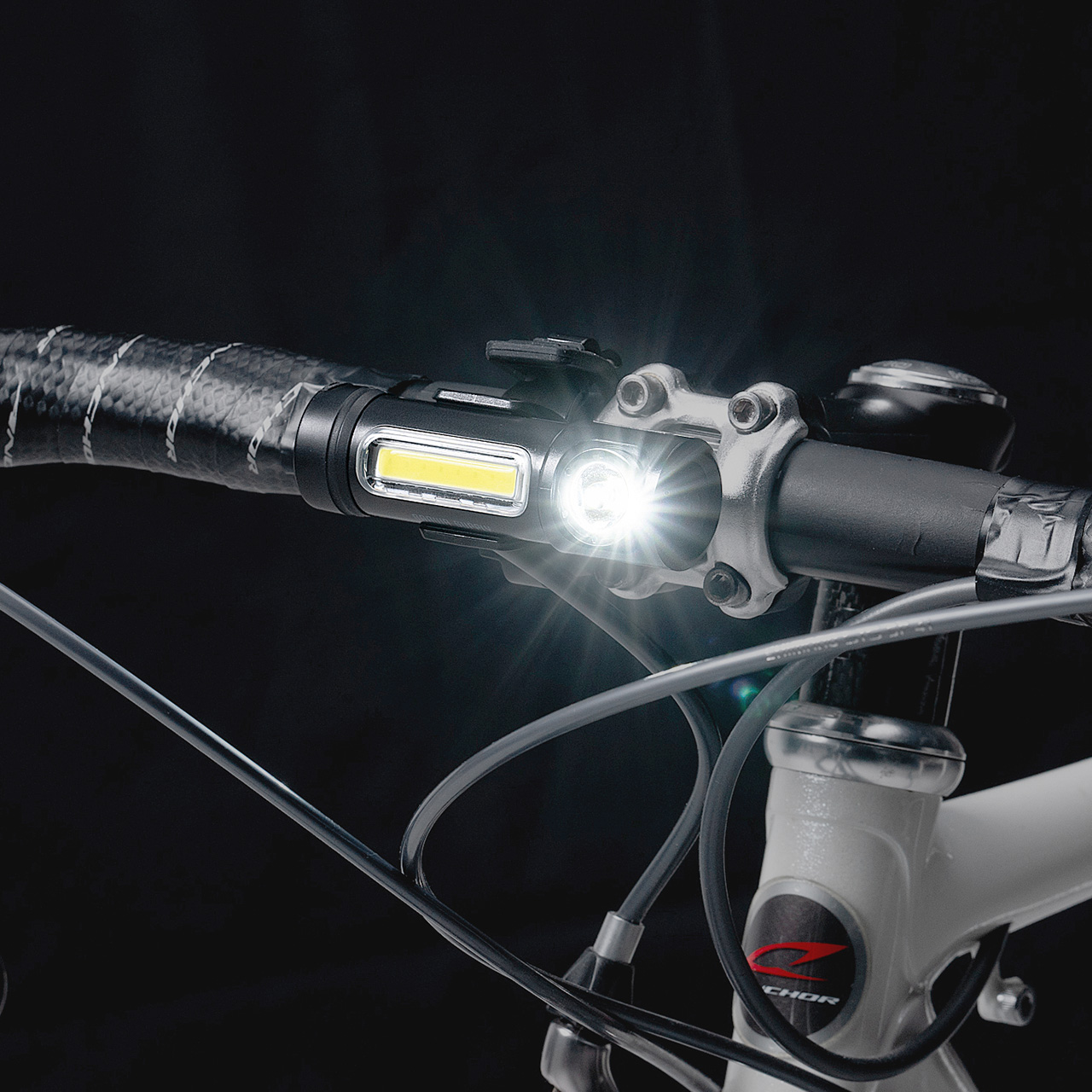 【シークレットセール】LEDライト 小型 充電式  マグネット内蔵 USB充電式 防水　IPX6 最大400ルーメン 自転車取り付け対応 800-LED064